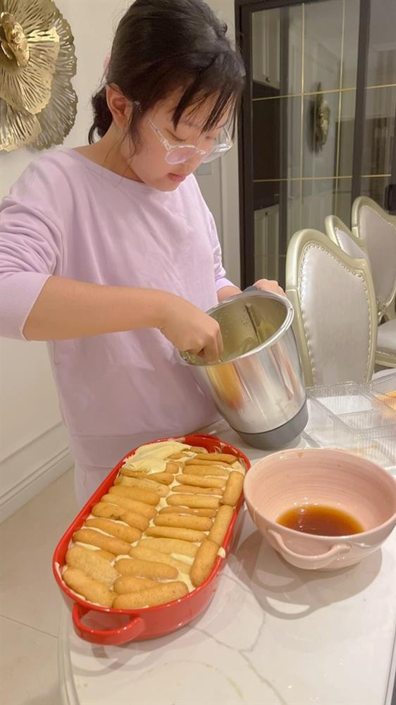 Con gái cưng của MC Diệp Chi được khen là Cô Tấm, chăm sóc mẹ từ quần áo đến ăn uống, tài làm bánh thì cực đỉnh-2