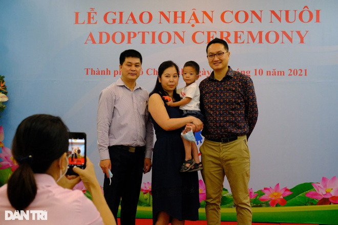 Cha mẹ nước ngoài nhận trẻ em Việt làm con nuôi đã tạo tiếng vang lớn - 2