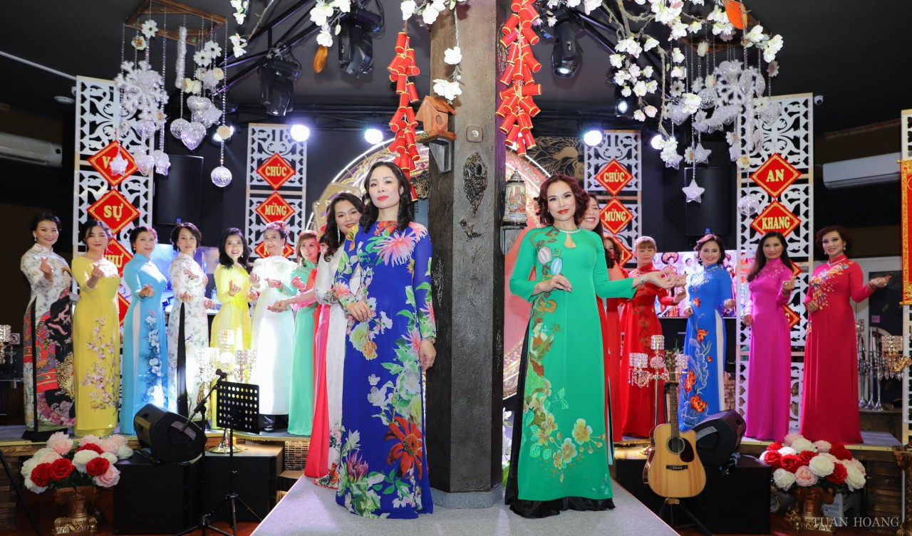 Cộng đồng người Việt quảng bá áo dài Việt Nam đến bạn bè châu Âu