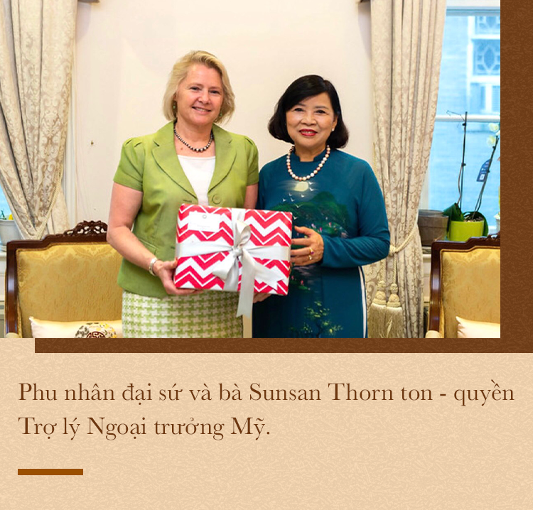 Tiết lộ trợ lý Tổng thống Mỹ uống mắm bằng ly, phát sốt vì bánh trôi Việt - 10 Tiết lộ trợ lý Tổng thống Mỹ uống mắm bằng ly, phát sốt vì bánh trôi Việt - 10