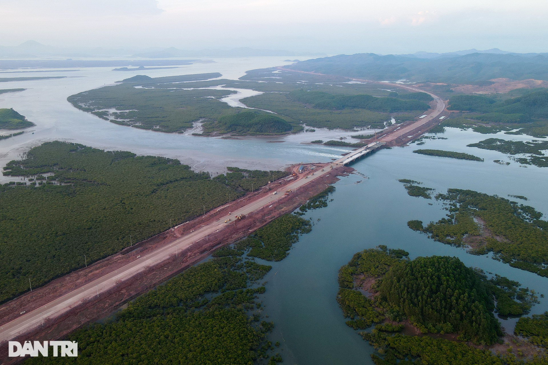 Quảng Ninh: Tuyến cao tốc xuyên tỉnh dài nhất Việt Nam gấp rút về đích - 2