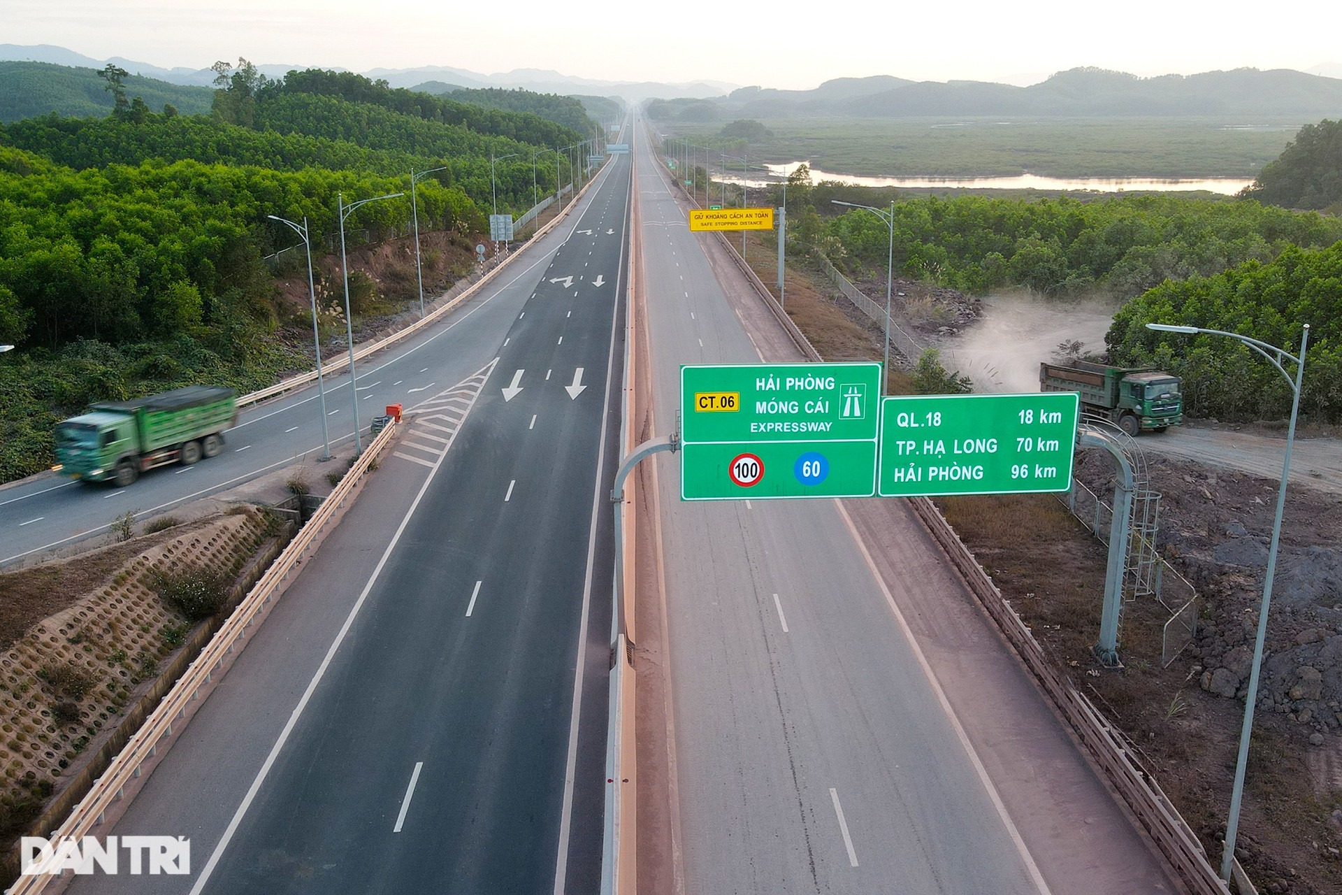 Quảng Ninh: Tuyến cao tốc xuyên tỉnh dài nhất Việt Nam gấp rút về đích - 16