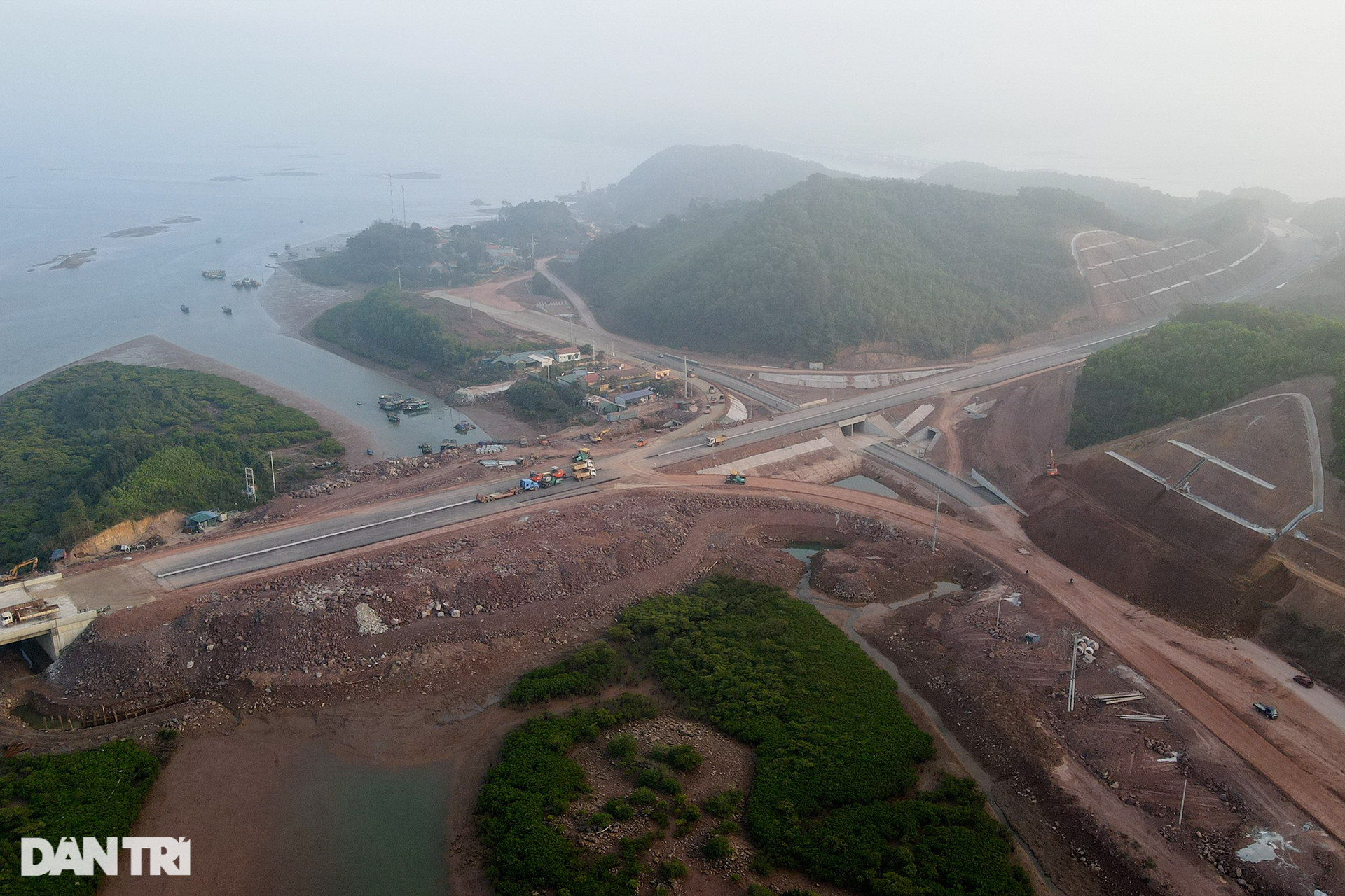 Quảng Ninh: Tuyến cao tốc xuyên tỉnh dài nhất Việt Nam gấp rút về đích - 8