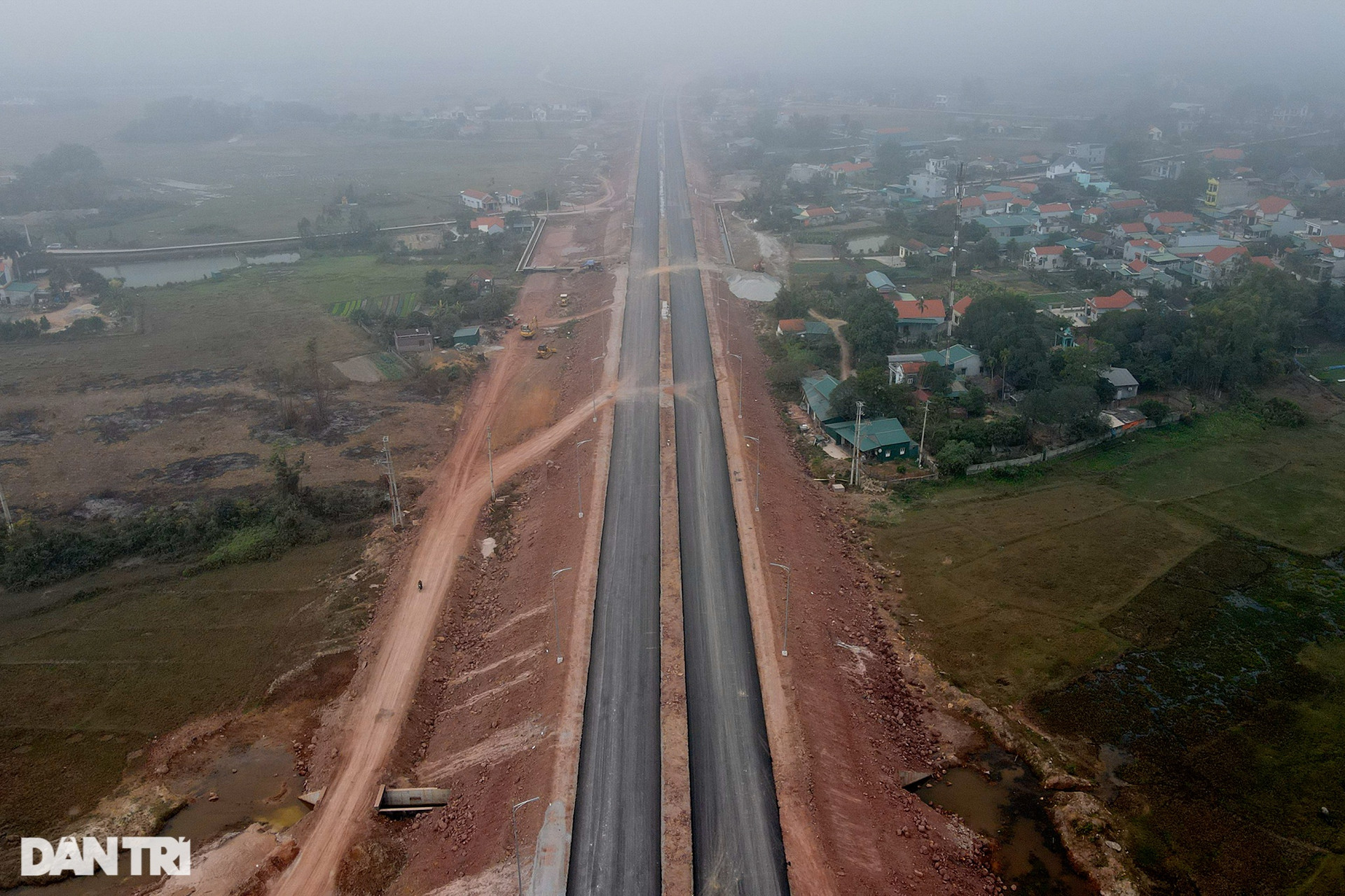 Quảng Ninh: Tuyến cao tốc xuyên tỉnh dài nhất Việt Nam gấp rút về đích - 10