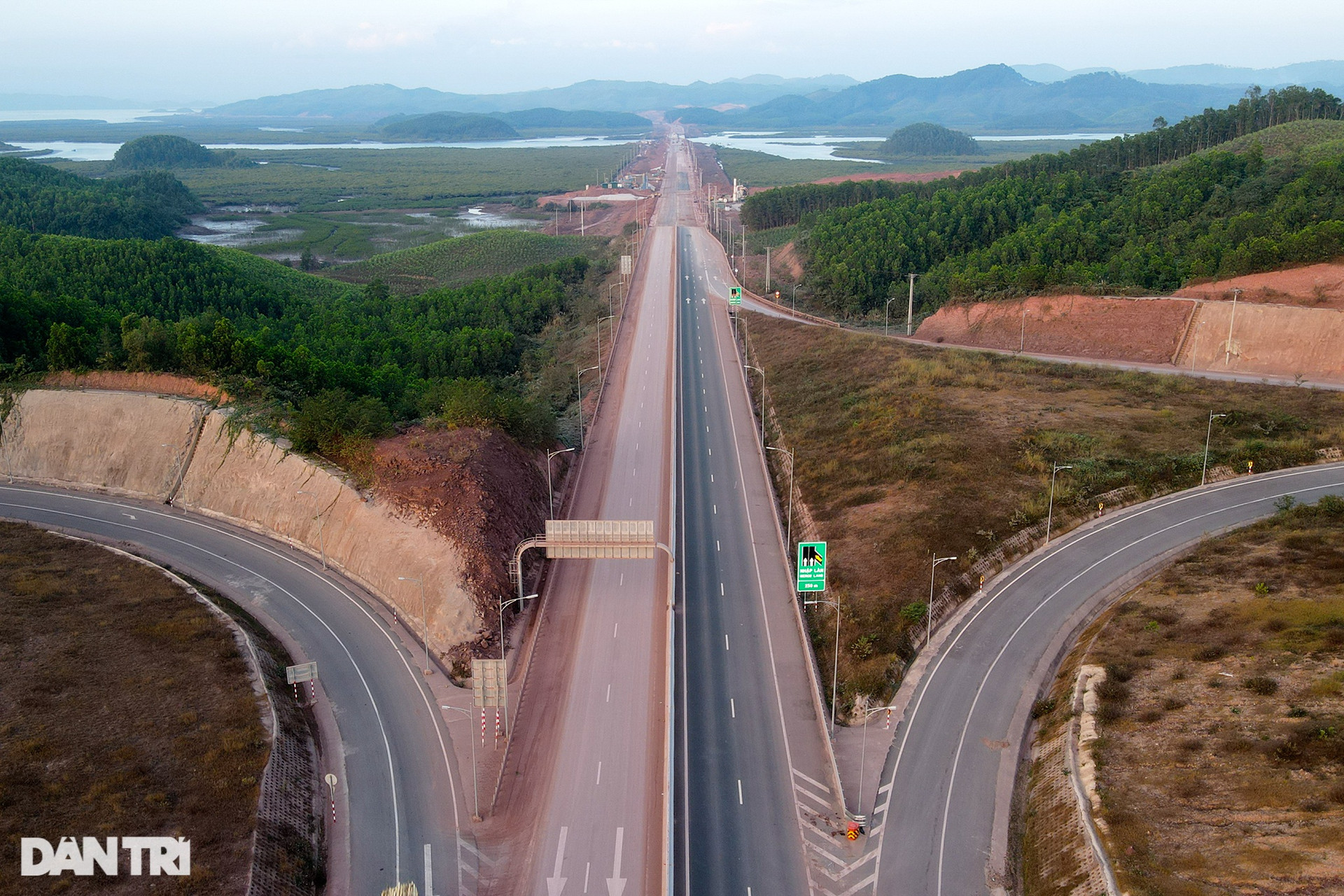 Quảng Ninh: Tuyến cao tốc xuyên tỉnh dài nhất Việt Nam gấp rút về đích - 1