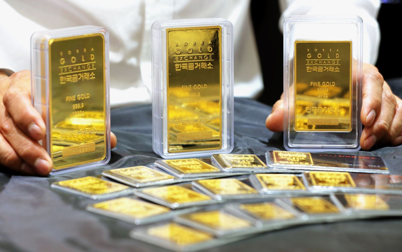 Giá vàng hôm nay 11/1: Vàng và USD đồng loạt tăng giá - 1