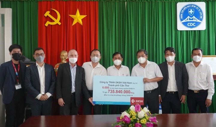 Công ty TNHH DKSH hỗ trợ 6000 bộ kit test nhanh kháng nguyên. Ảnh: Bạch Cúc