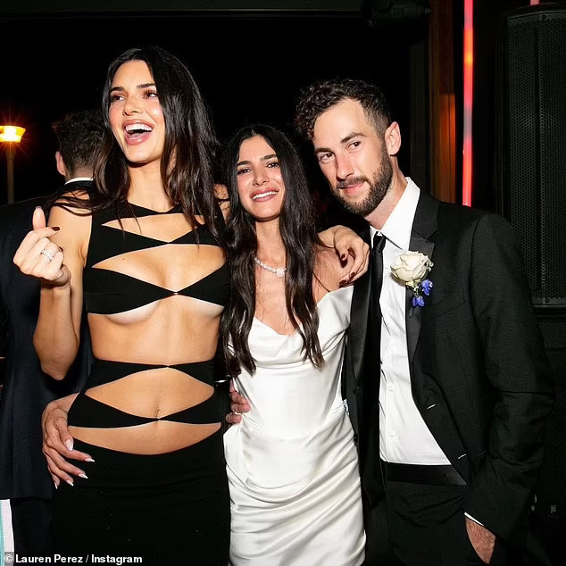 Kendall Jenner phân trần vì bị chỉ trích mặc như không đến đám cưới bạn thân