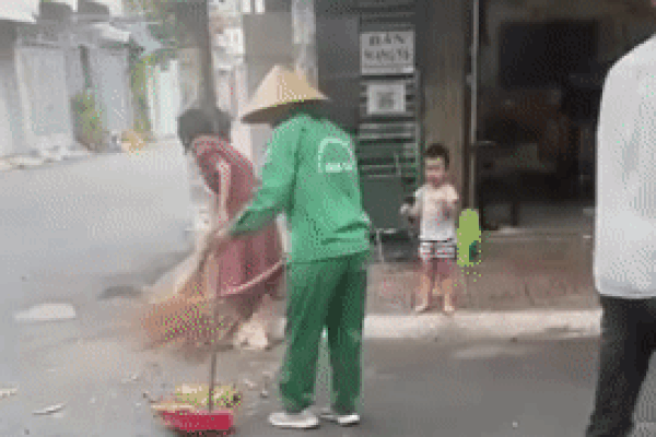 Clip: Nữ công nhân vệ sinh một mực hất rác vào cửa nhà dân-1