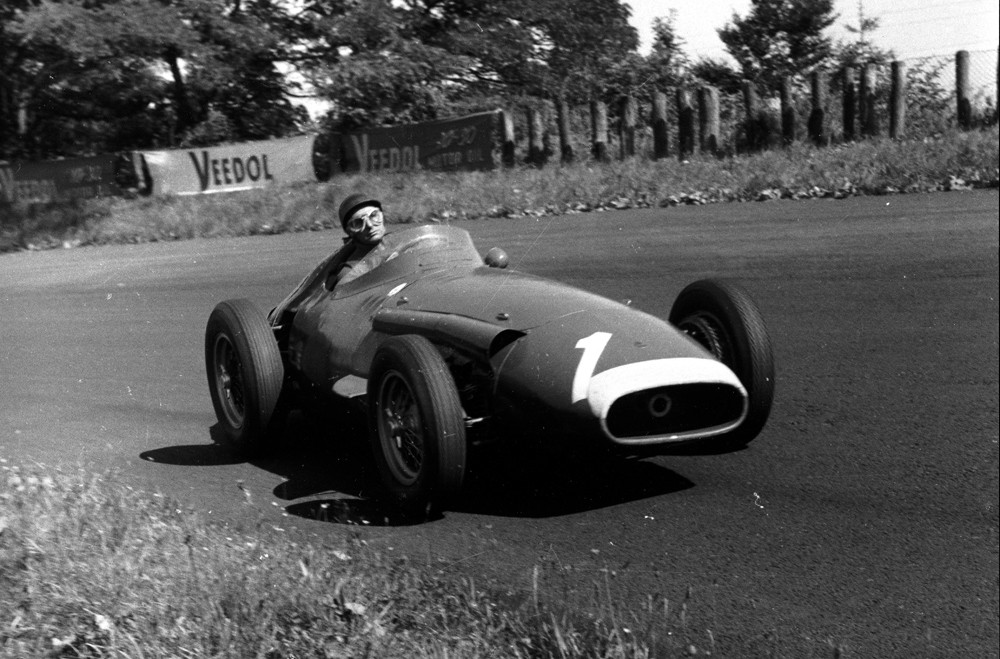 Juan Manuel Fangio giành chức vô địch F1 thế giới cùng Maserati vào năm 1957