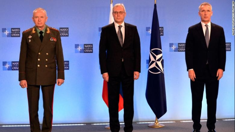 Thứ trưởng Quốc phòng Nga Alexander Fomin (trái), Tổng thư ký NATO Jens Stoltenberg và Thứ trưởng Ngoại giao Nga Alexander Grushko.