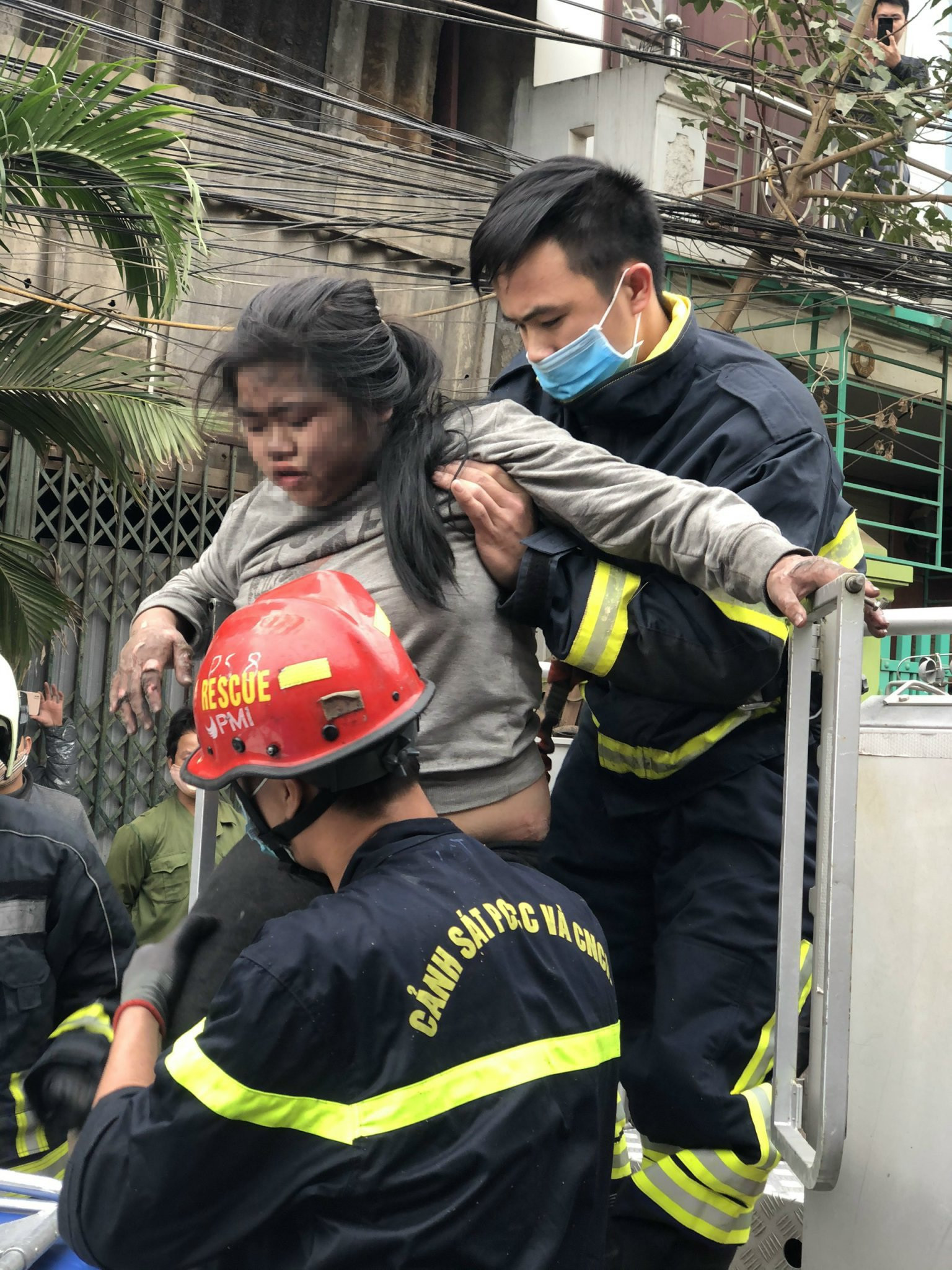 Người hùng cứu sống bé gái trong ngôi nhà cháy dữ dội ở Hà Nội - 3
