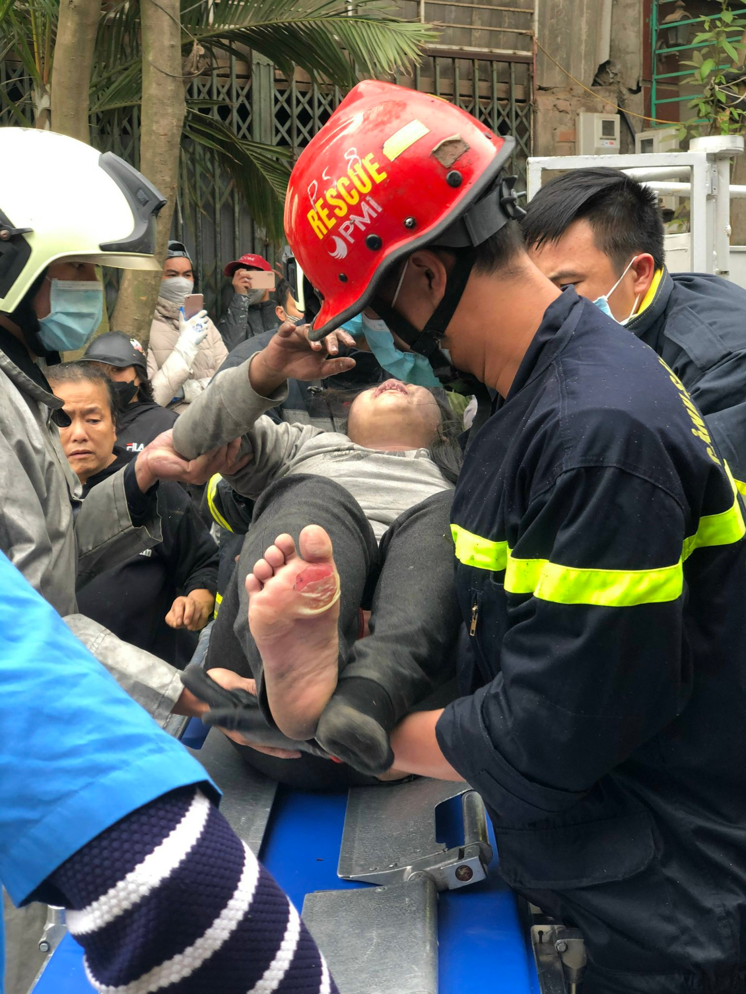 Người hùng cứu sống bé gái trong ngôi nhà cháy dữ dội ở Hà Nội - 4