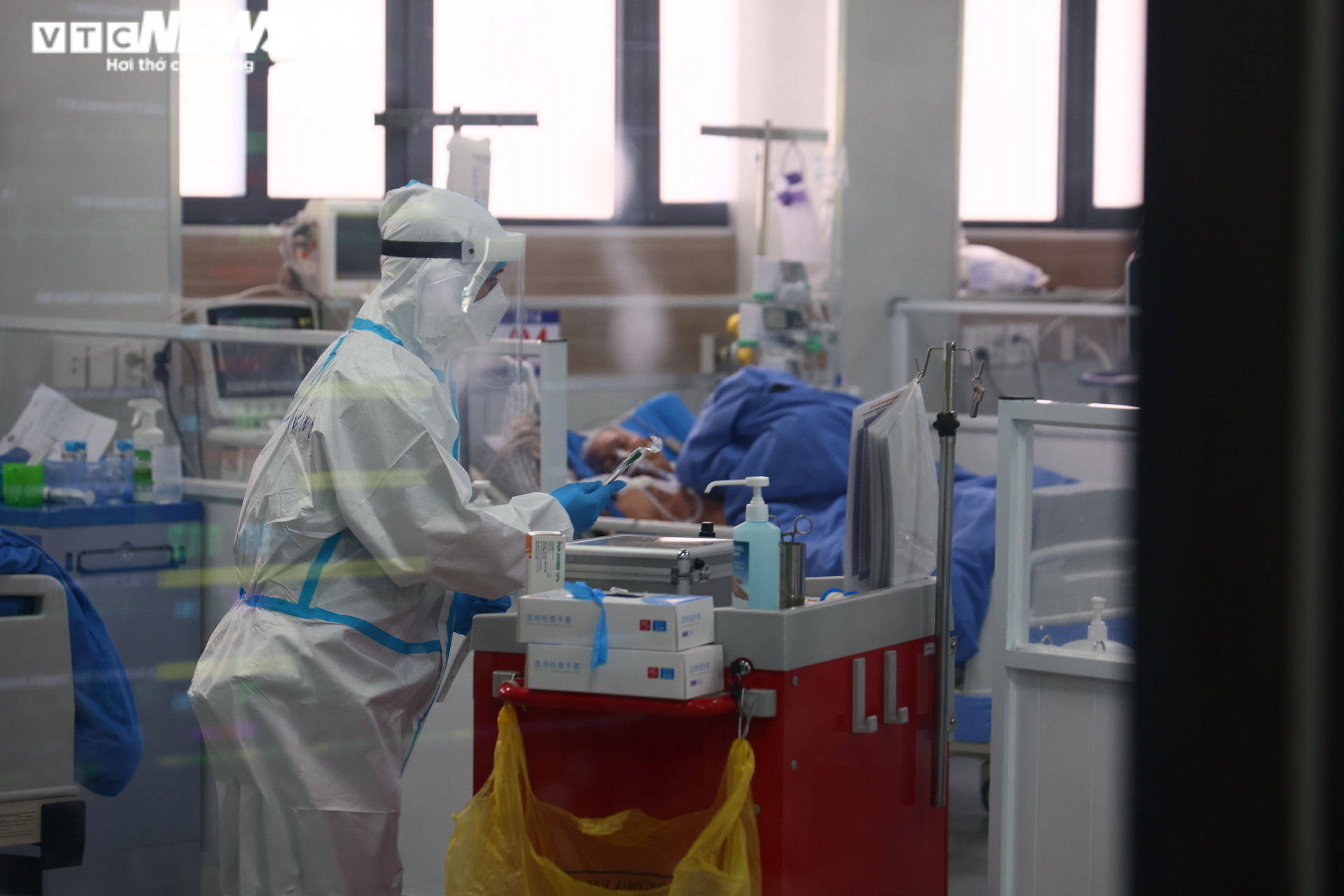 Ảnh: Bên trong bệnh viện tuyến cuối điều trị F0 nặng, nguy kịch ở Hà Nội - 5