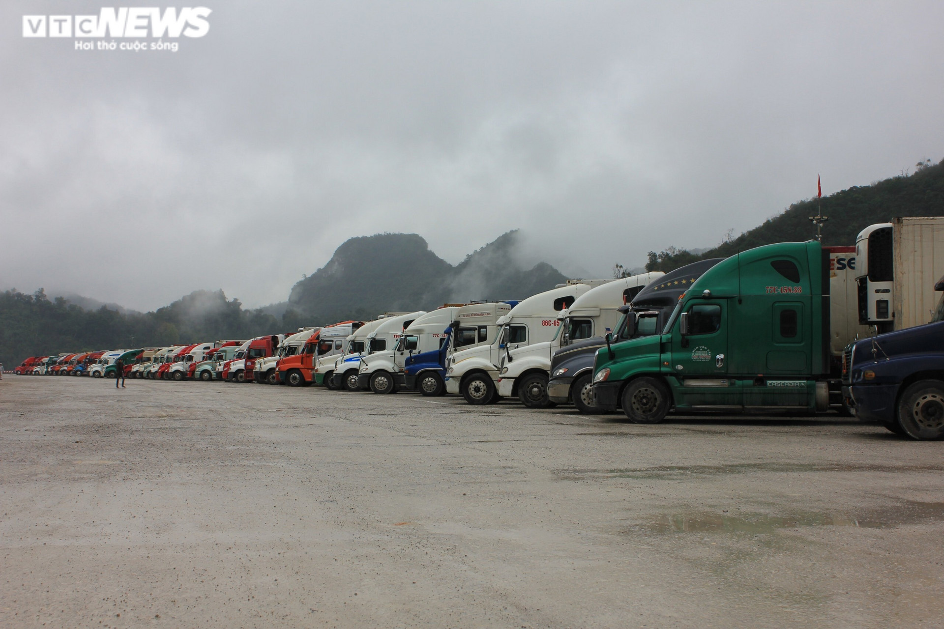 Lạng Sơn tạm dừng tiếp nhận xe chở hoa quả tươi lên cửa khẩu đến Tết Nguyên đán - 1