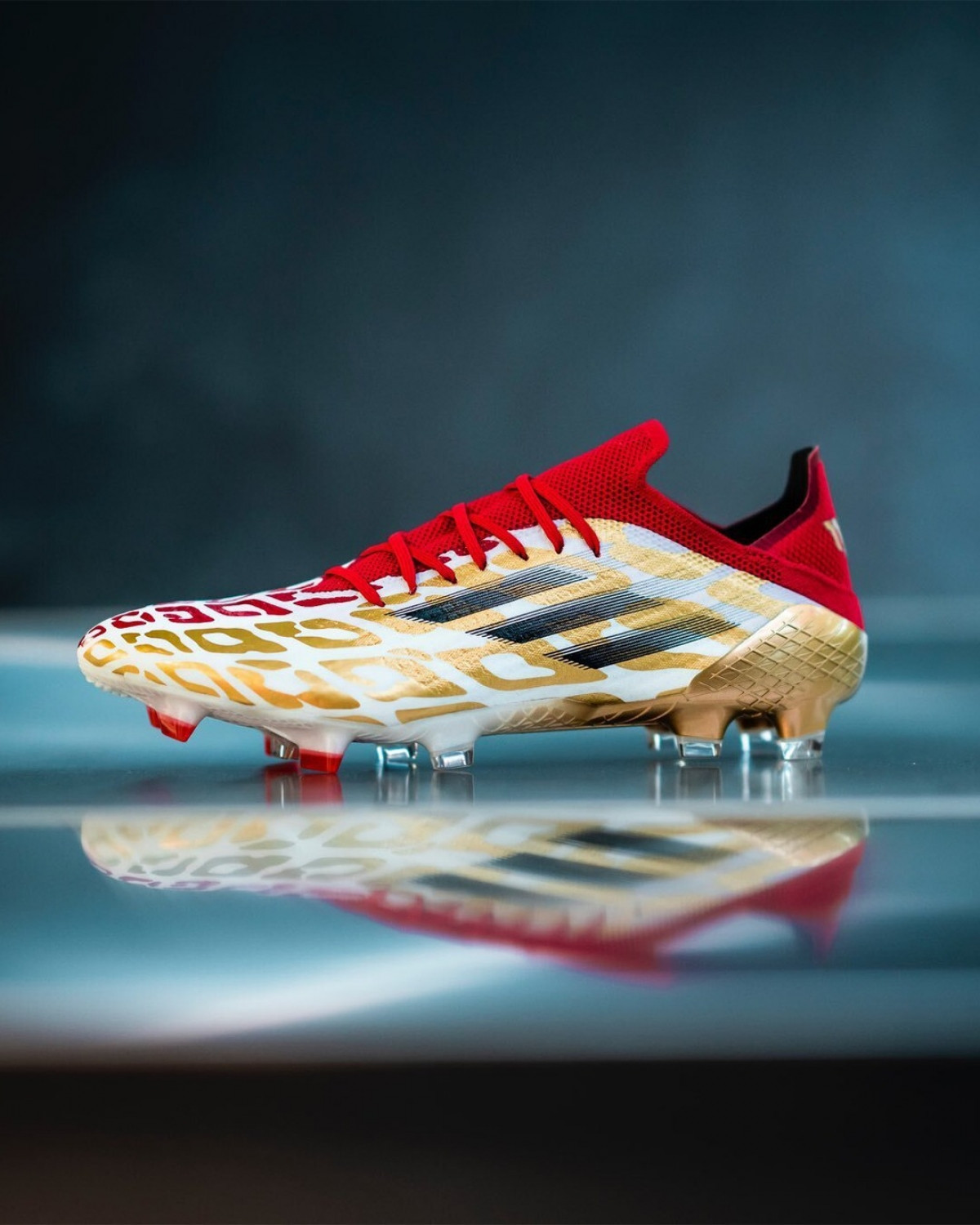 Mẫu giày mang 3 màu chủ đạo đỏ - trắng - vàng tượng trưng cho mục tiêu vô địch AFCON 2021 của Mohamed Salah và ĐT Ai Cập.