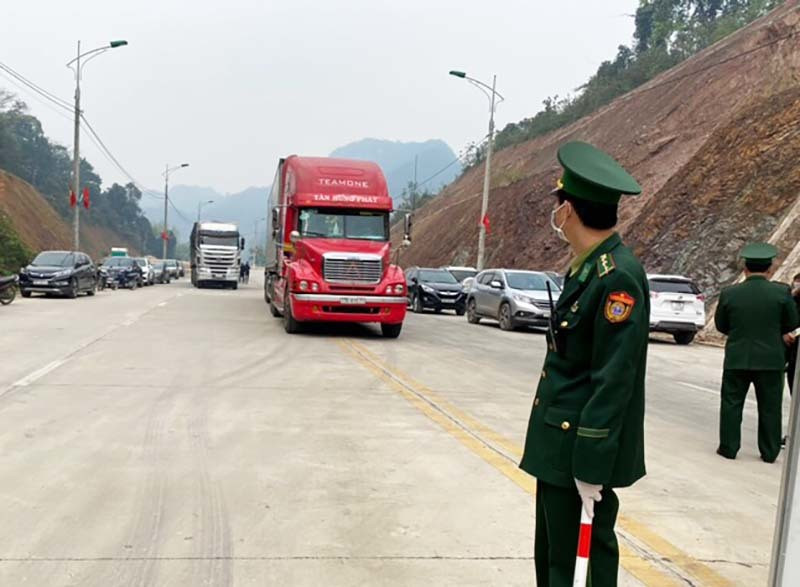 Tin buồn áp Tết, Lạng Sơn dừng nhận xe chở hoa quả tươi lên cửa khẩu