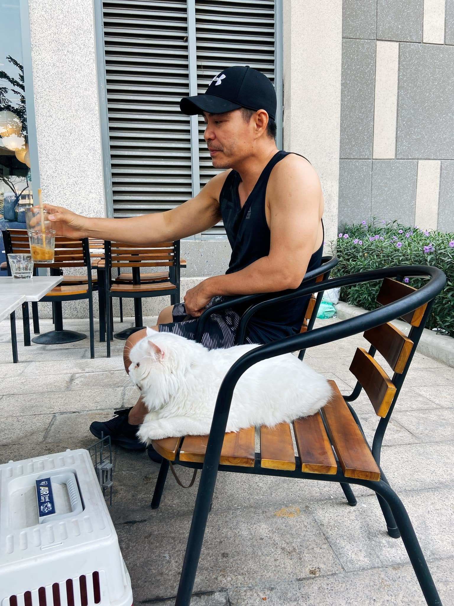 Diễn viên Trung Dũng U50: Sống một mình bình yên bên chú mèo nhỏ