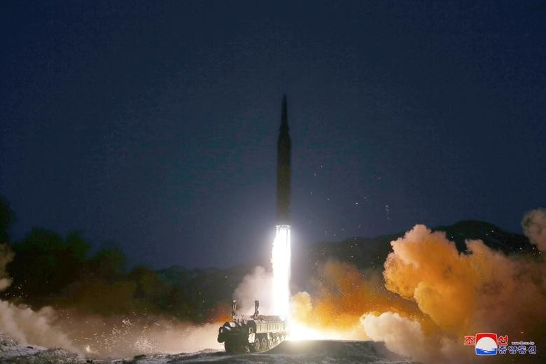 Một tên lửa được phóng trong thời gian mà các phương tiện truyền thông nhà nước đưa tin là một vụ thử tên lửa siêu thanh tại một địa điểm không được tiết lộ ở Triều Tiên, ngày 11 tháng 1 năm 2022. KCNA