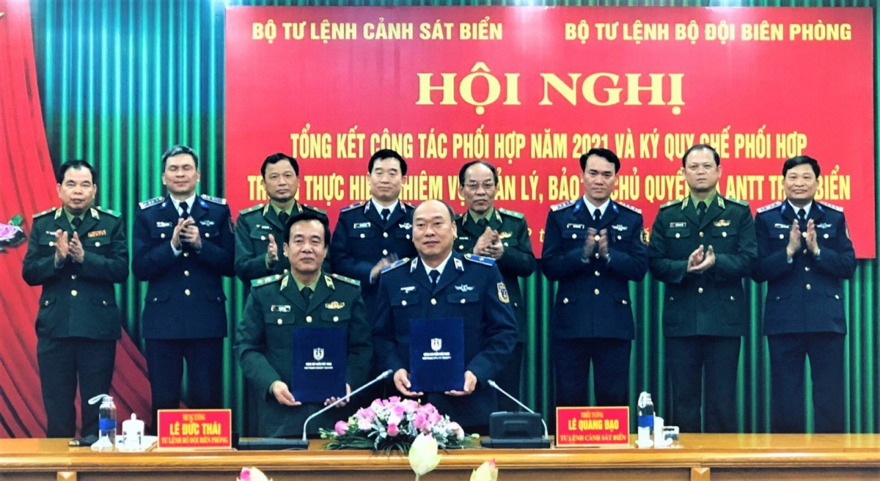 Trung tướng Lê Đức Thái, Ủy viên Trung ương Đảng, Tư lệnh Bộ đội biên phòng và Thiếu tướng Lê Quang Đạo, Tư lệnh Cảnh sát biển Việt Nam ký kết quy chế phối hợp giữa hai lực lượng. (Nguồn: Báo Tin tức)