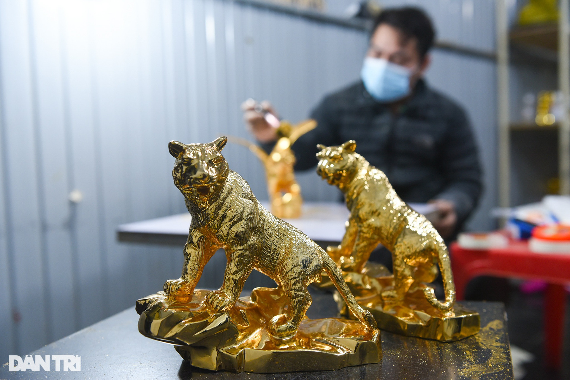 Cận cảnh quy trình dát vàng 24k linh vật hổ Tết Nhâm Dần 2022 - 7