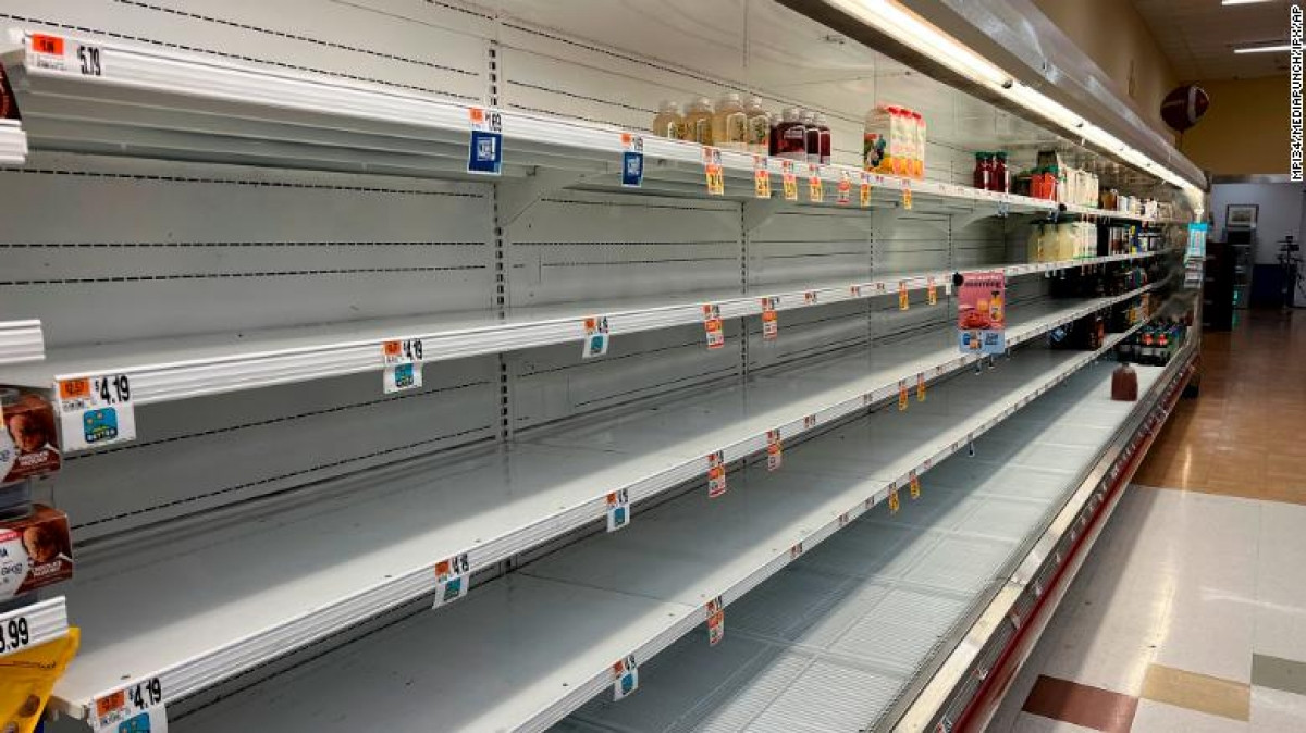 Quang cảnh những kệ hàng trống tại một siêu thị ở Alexandria, Virginia, Mỹ ngày 9/1/2022. (Ảnh: CNN)