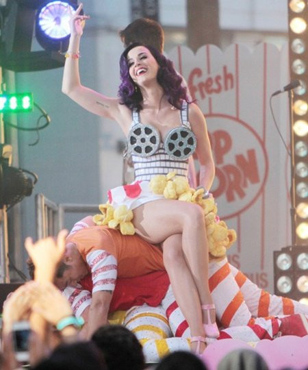 Katy Perry và loạt áo ngực trứ danh