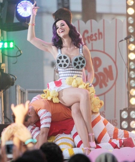 Katy Perry và loạt áo ngực trứ danh