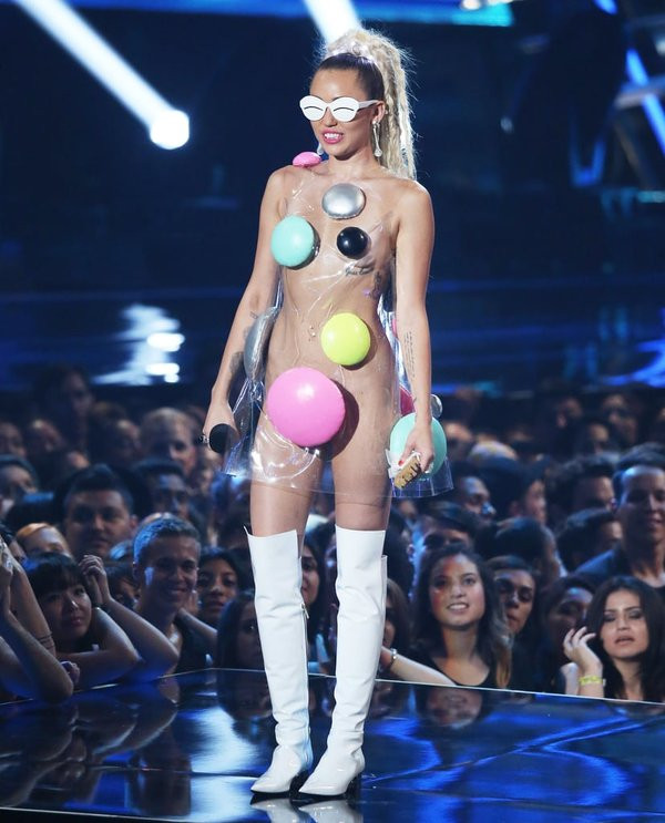 Miley Cyrus cùng với những chiếc áo ngực đi vào lịch sử
