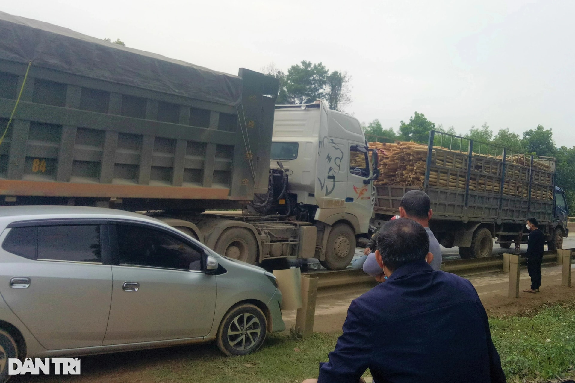 Tai nạn liên hoàn trên đường Hồ Chí Minh, giao thông ùn tắc hàng trăm mét - 1