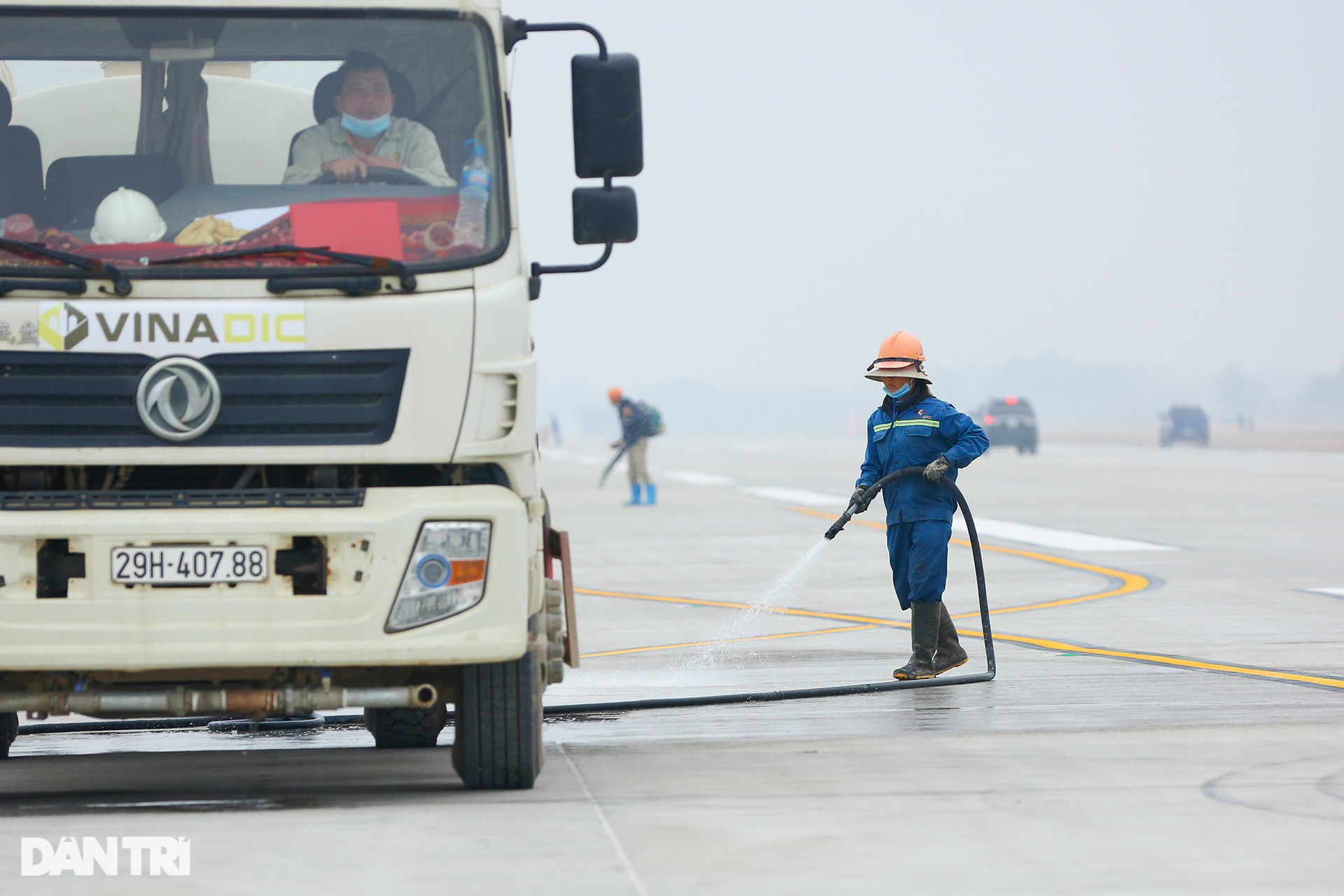 Đường băng 1A sân bay Nội Bài gấp rút hoàn thiện sửa chữa trước Tết Âm lịch - 3