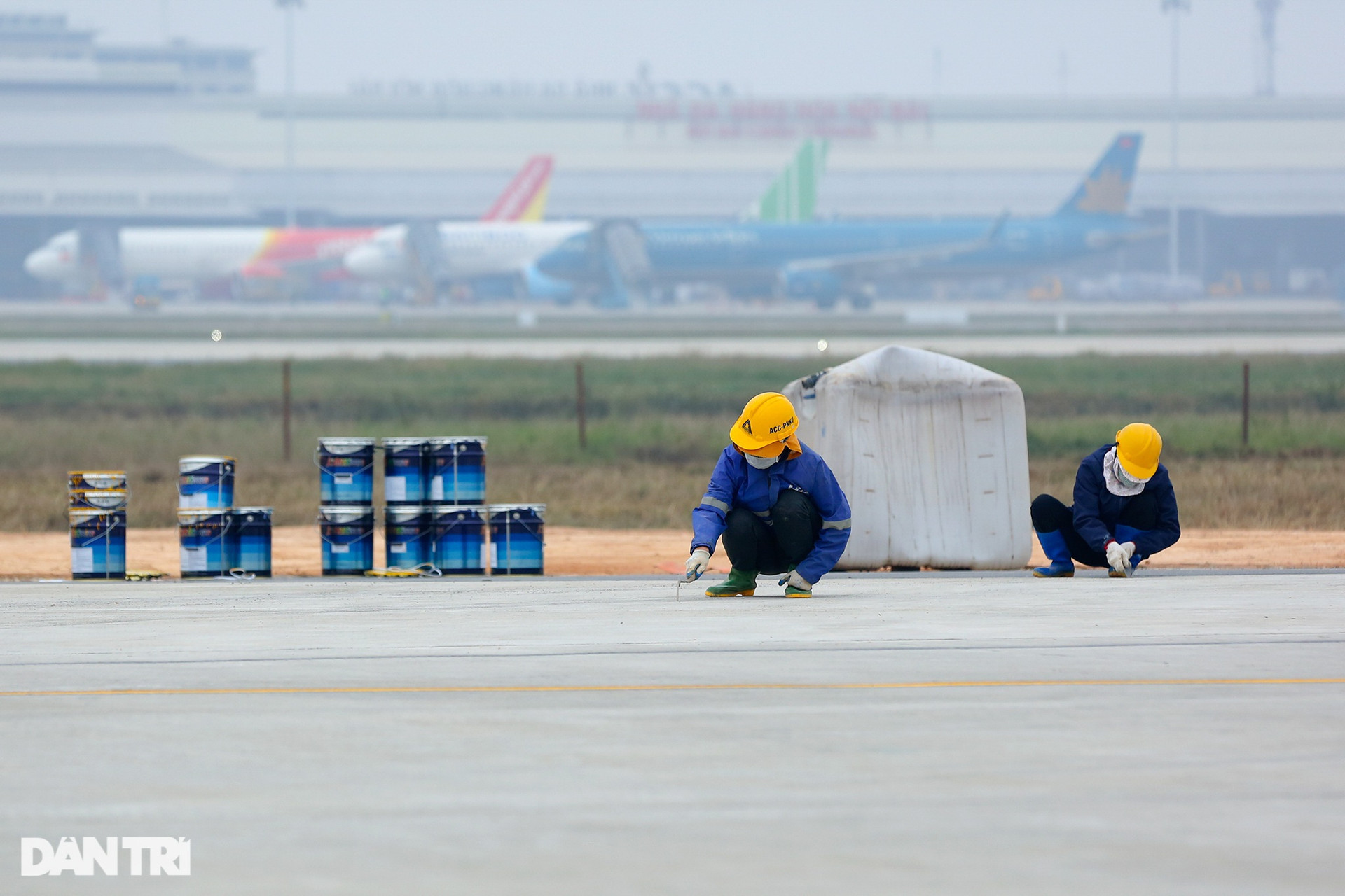 Đường băng 1A sân bay Nội Bài gấp rút hoàn thiện sửa chữa trước Tết Âm lịch - 8