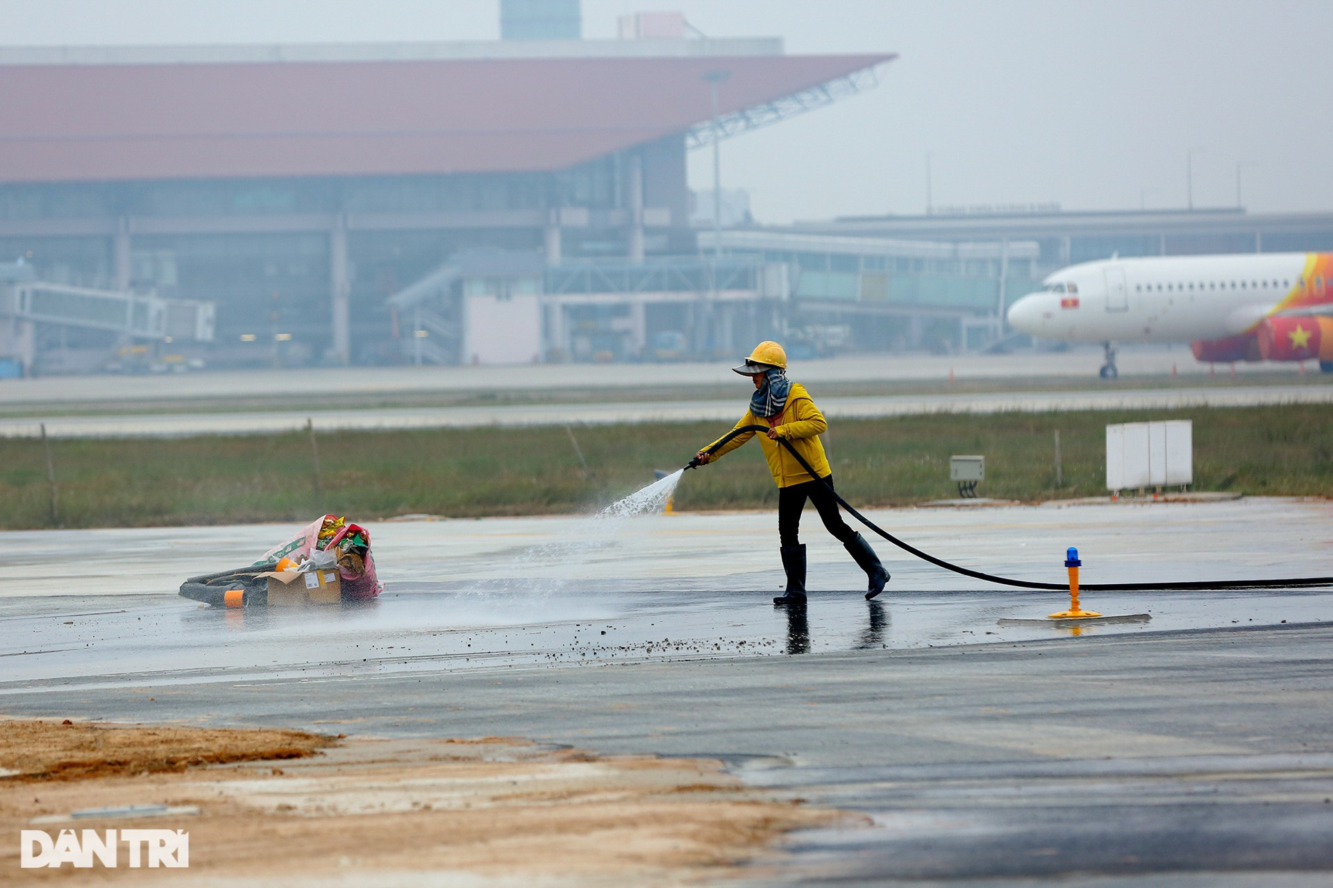 Đường băng 1A sân bay Nội Bài gấp rút hoàn thiện sửa chữa trước Tết Âm lịch - 4