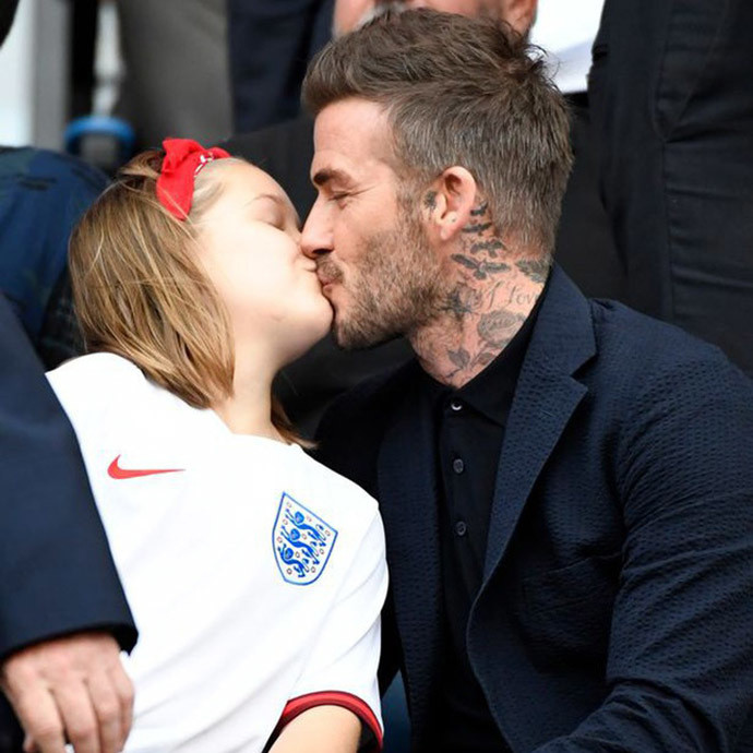 David Beckham bị ‘ném đá’ khi đăng ảnh hôn môi con gái 10 tuổi