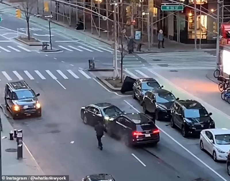 Cướp Audi đâm ô tô ngược chiều để chạy trốn