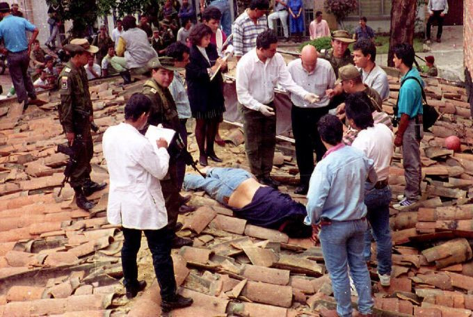 Sử dụng công nghệ tam giác vô tuyến, lực lượng đặc biệt Colombia đã xác định được Escobar sau khi gọi điện thoại di động cho con trai anh ta vào ngày 2/12/1993. Trong vòng vài phút, các lực lượng đã huy động để bắt và thủ tiêu Escobar cùng ngày.