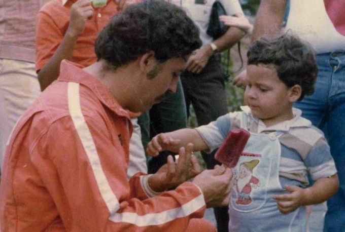 Escobar giúp con trai mình một que kem trong một chuyến đi chơi cùng gia đình.