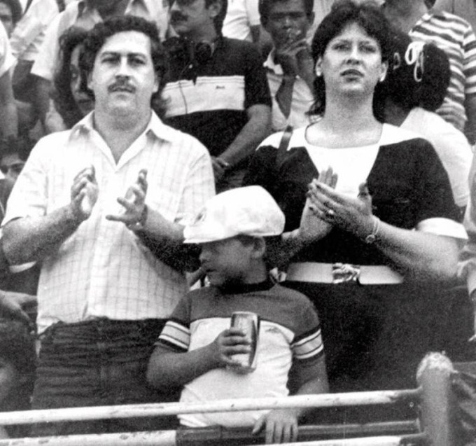 Escobar là một fan cuồng nhiệt của bóng đá và đã đầu tư hàng triệu USD vào đội Atlético Nacional có trụ sở tại Medellín. Rủng rỉnh tiền mặt, Atlético Nacional chiêu mộ các cầu thủ quốc tế và giành được một số chức vô địch quốc tế vào cuối những năm 1980. Trong ảnh, Escobar cùng vợ và con trai đi xem đội này thi đấu.