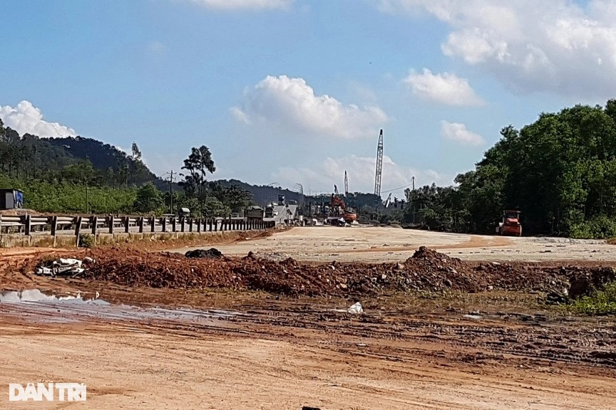 Chậm giao đất sạch, nghẽn tiến độ cao tốc Cam Lộ - La Sơn - 2