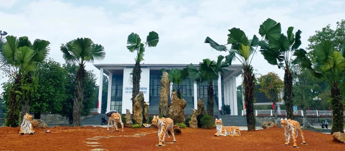 Yêu cầu di dời 5 tượng hổ dị dạng, gầy nhom ở thị xã Phú Thọ  - 1