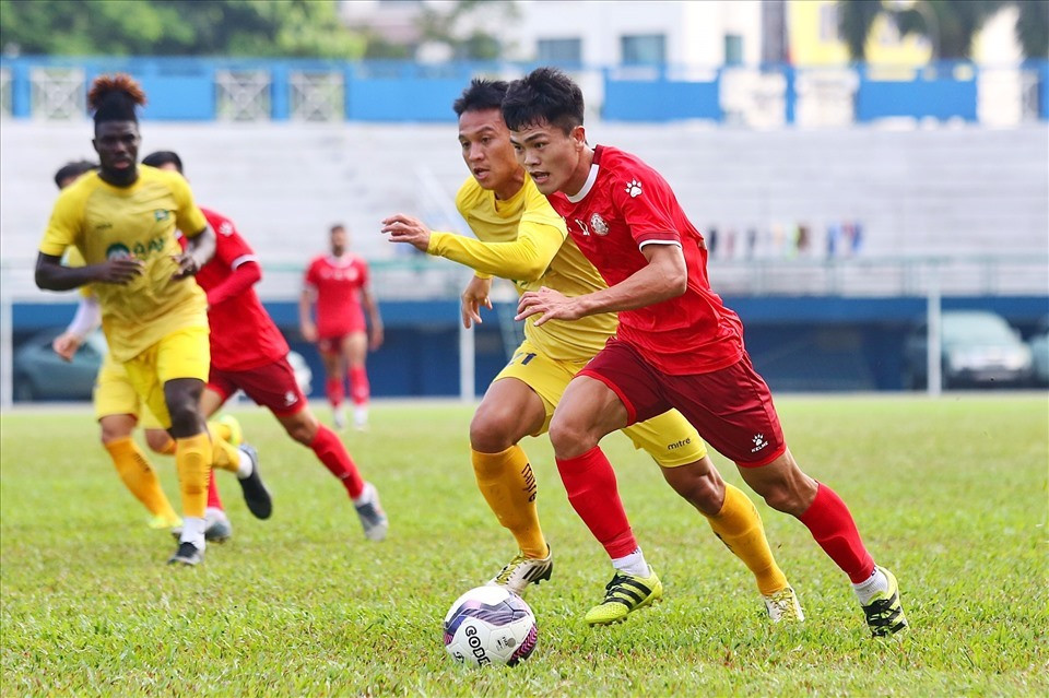 Câu lạc bộ TPHCM (áo đỏ) tích cực đá giao hữu trước V.League 2022. Ảnh: Thanh Vũ