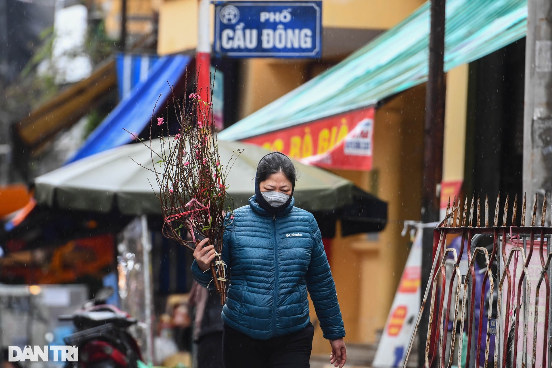 Người dân Thủ đô đội mưa đi lễ chùa trong ngày rằm cuối cùng năm Tân Sửu - 15