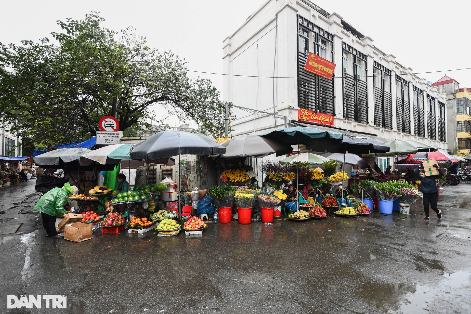 Người dân Thủ đô đội mưa đi lễ chùa trong ngày rằm cuối cùng năm Tân Sửu - 12