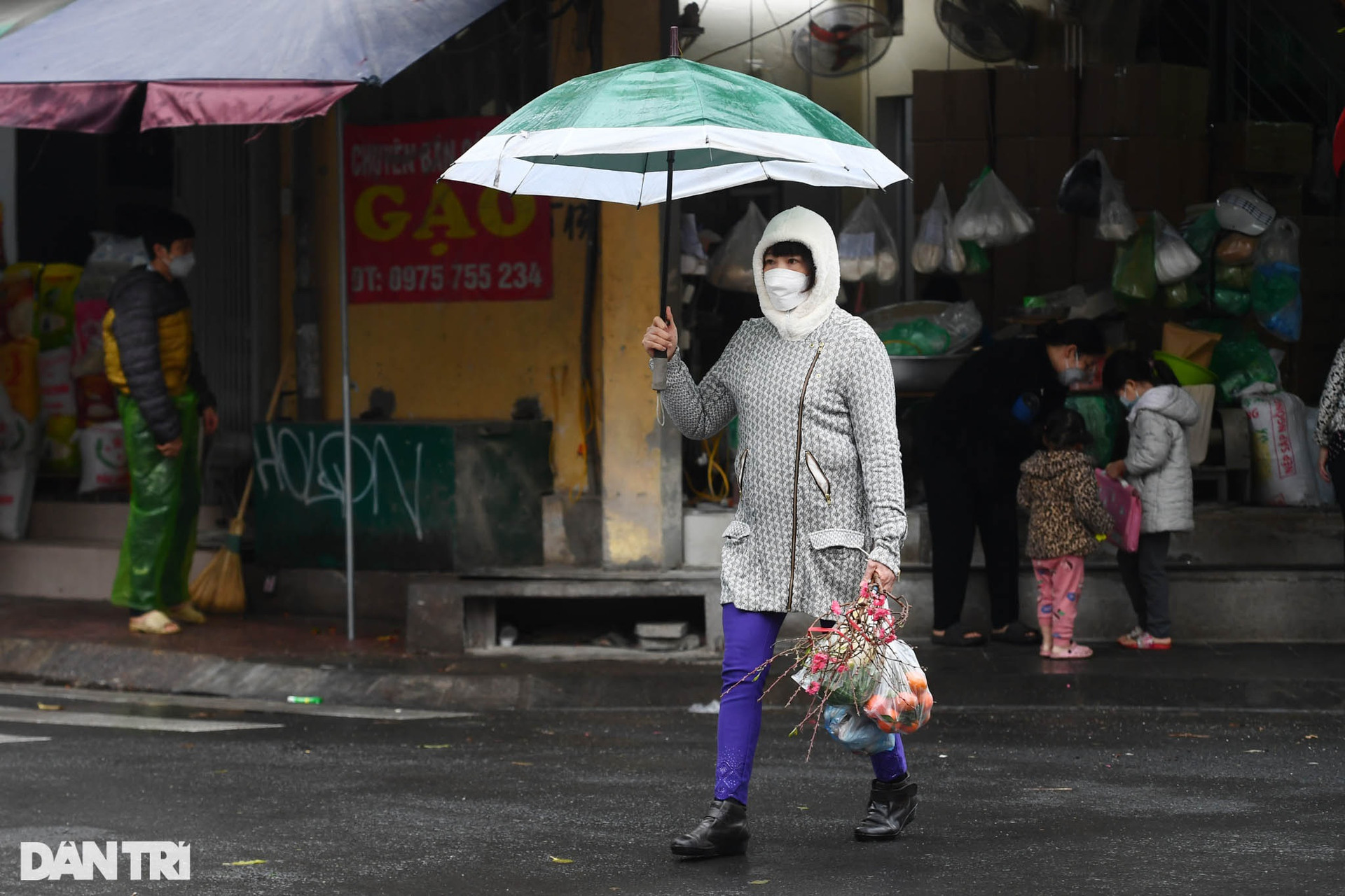 Người dân Thủ đô đội mưa đi lễ chùa trong ngày rằm cuối cùng năm Tân Sửu - 14