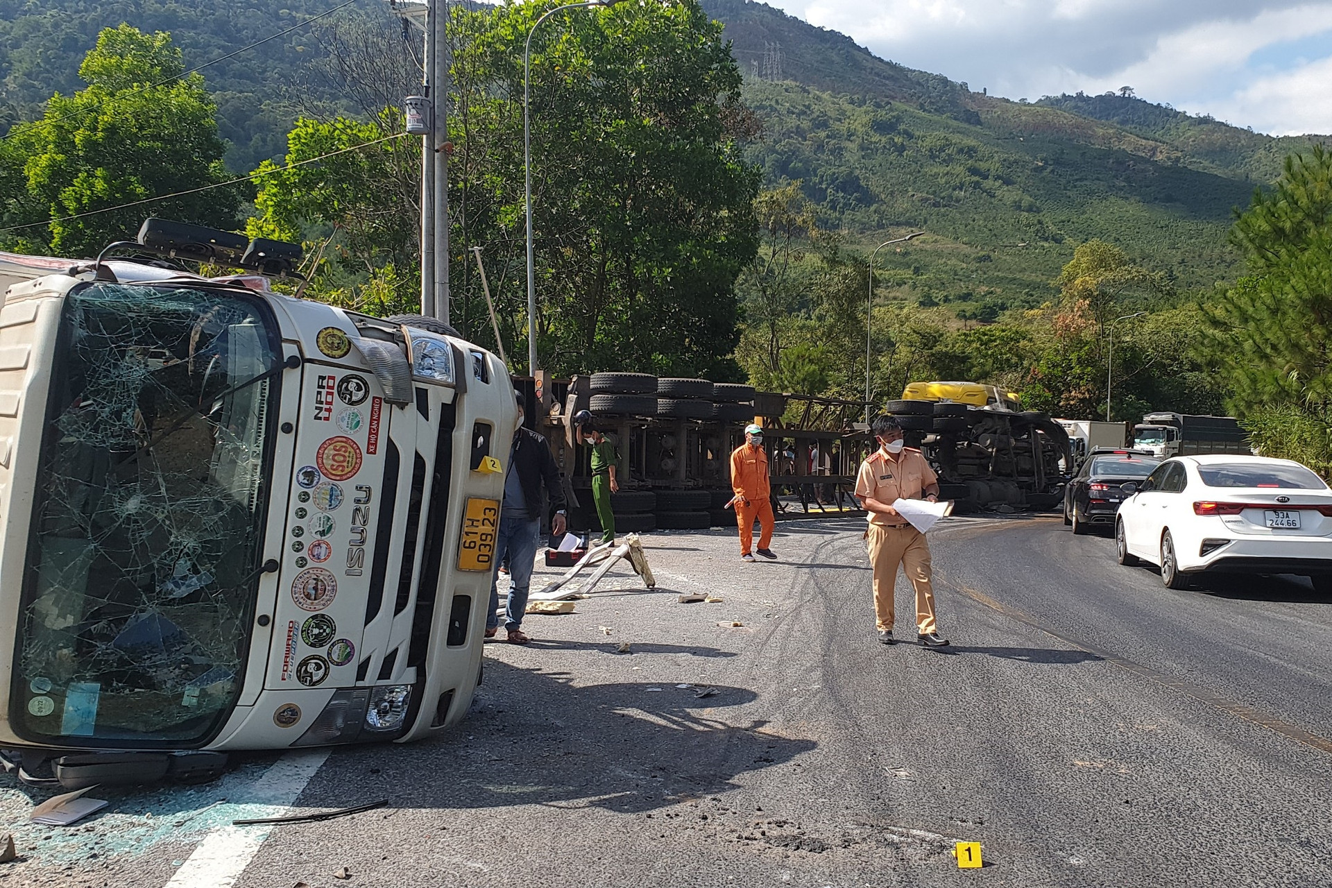 Tai nạn liên hoàn, 4 người bị thương, đường đèo Bảo Lộc tắc gần 10 km - 1