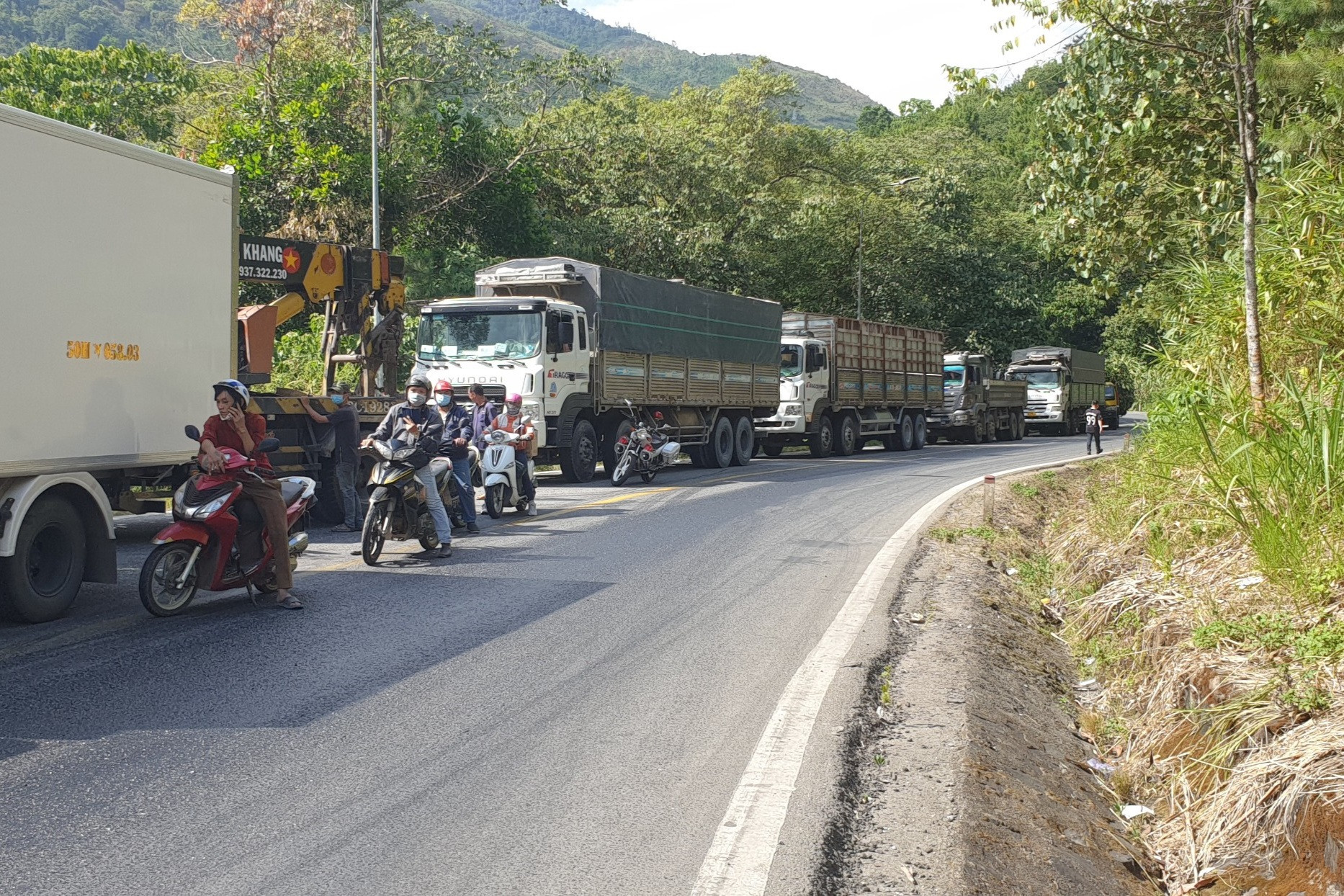 Tai nạn liên hoàn, 4 người bị thương, đường đèo Bảo Lộc tắc gần 10 km - 2