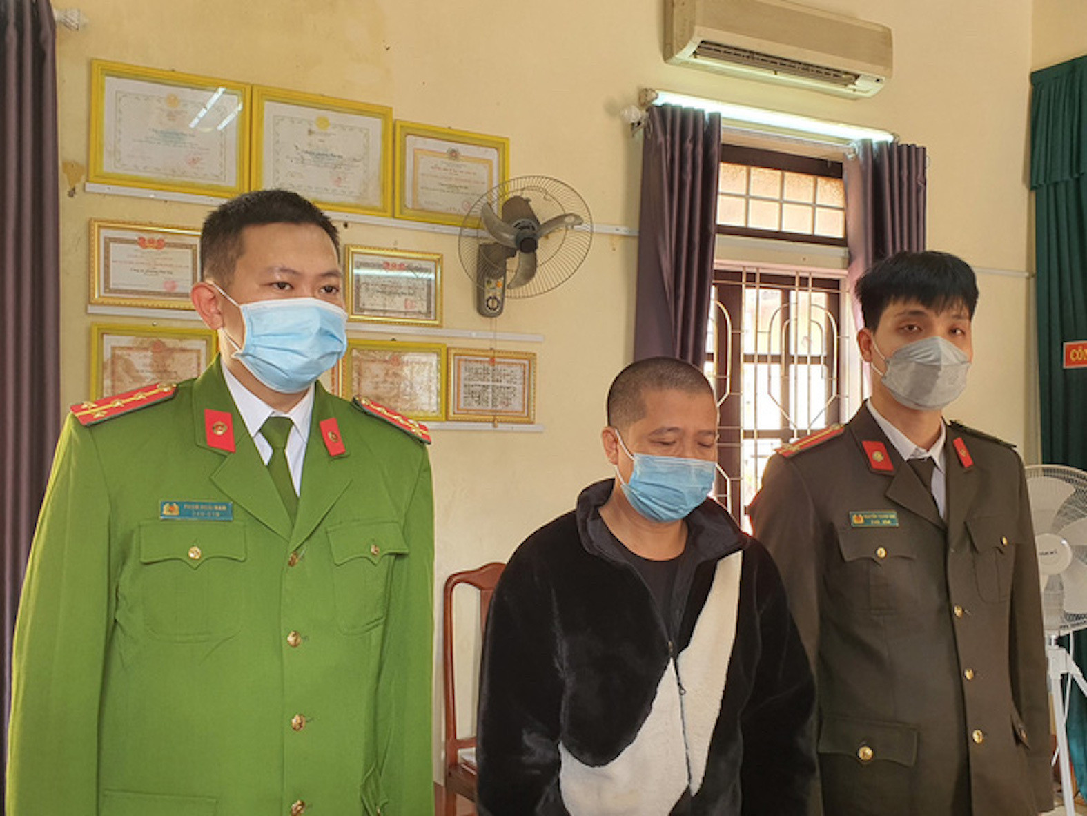 Bắt kẻ tổ chức cho 4 người Trung Quốc ở lại Việt Nam trái phép - 1