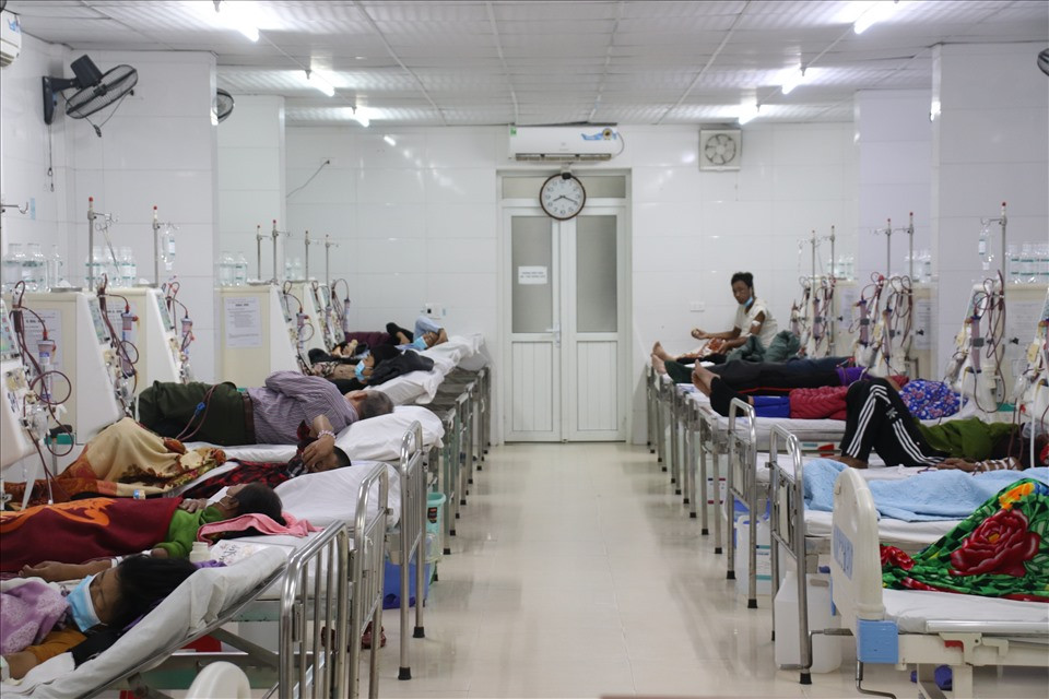 Bệnh viện Đa khoa thành  phố Vinh cơ sở 2 ( Nghệ An) có 206  bệnh nhân chạy thận và người nhà vẫn đang thắc thỏm, chạy đua từng ngày với thần chết. Ảnh: Quỳnh Trang