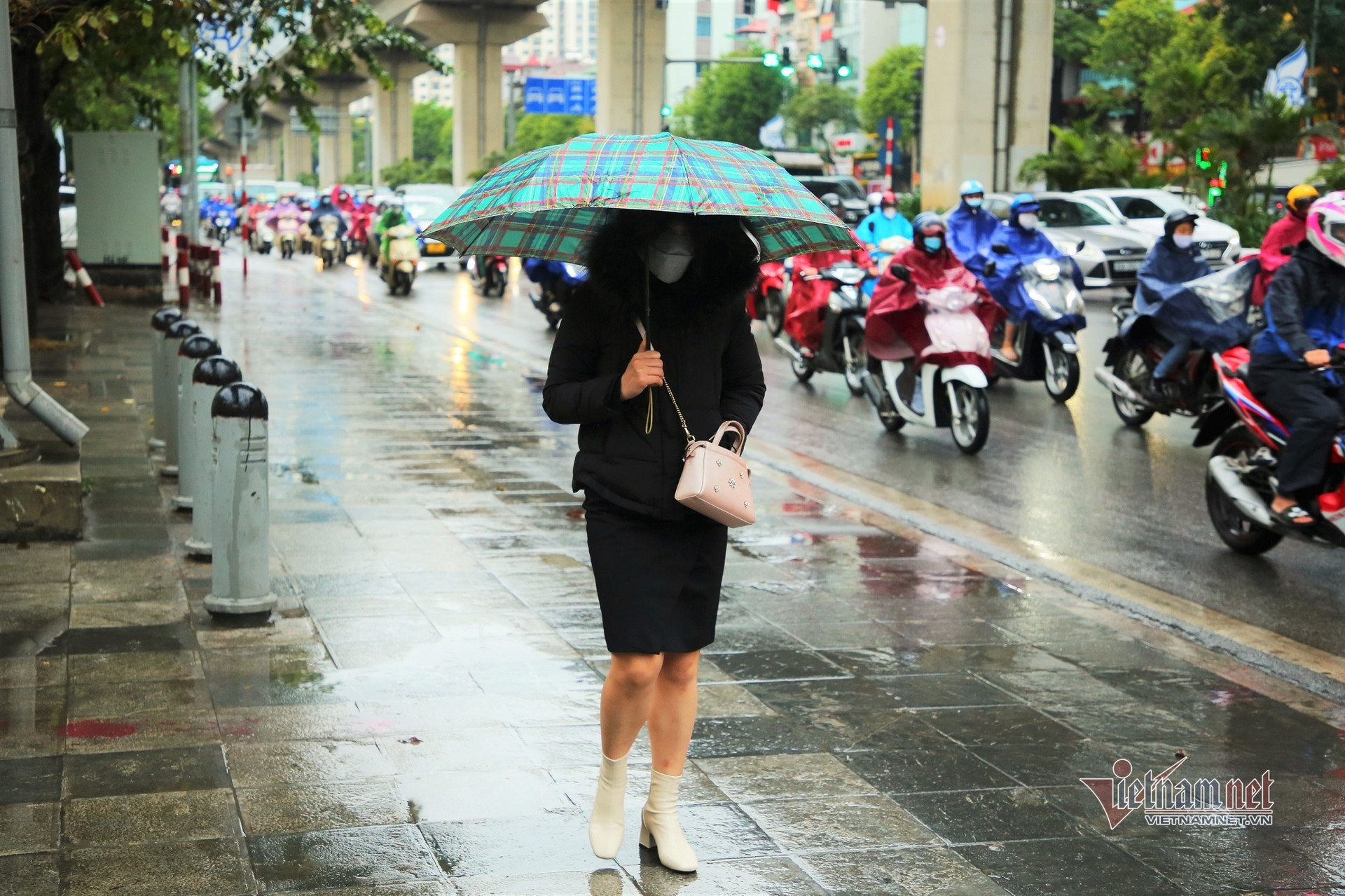 Hà Nội sáng đầu tuần mưa rét, người dân 'chôn chân' ùn tắc