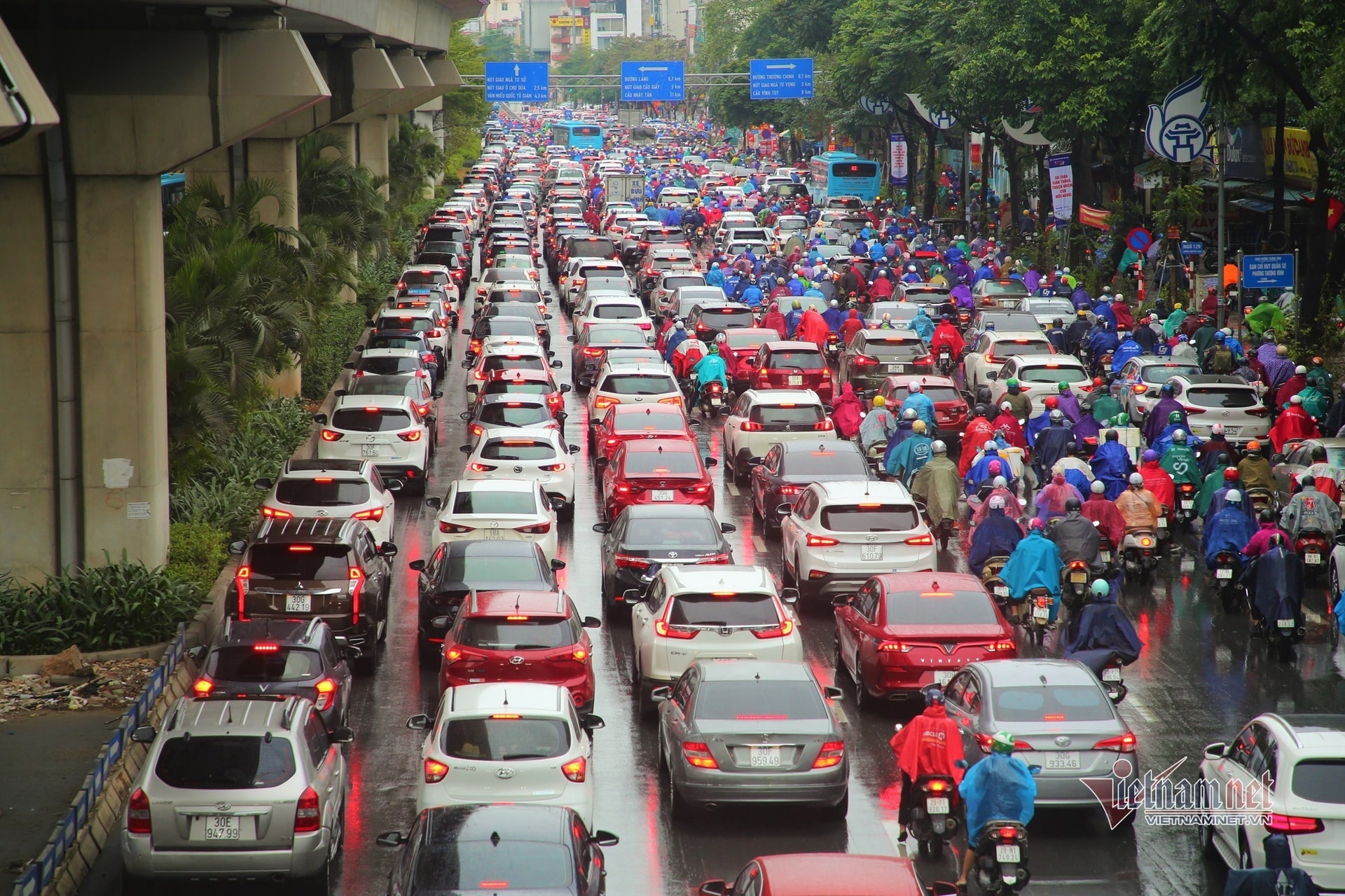 Hà Nội sáng đầu tuần mưa rét, người dân 'chôn chân' ùn tắc